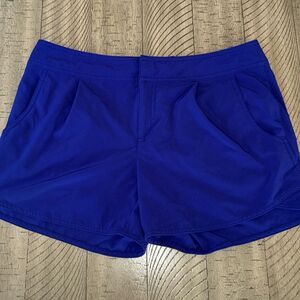 Athleta 4 Pocket Athletic shorts for play or travel 🧳 secured zip back pockets